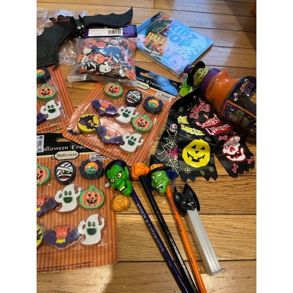 Bundle of Halloween party favors - Picture 3 of 12